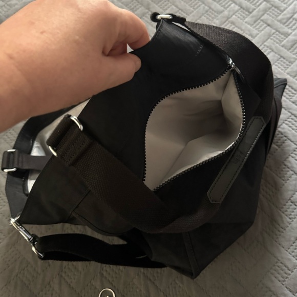 Brand new”Kipling”big,zippered tote.Color-black/tonal.W-19.5”x14”inc.🖤 - Picture 9 of 11